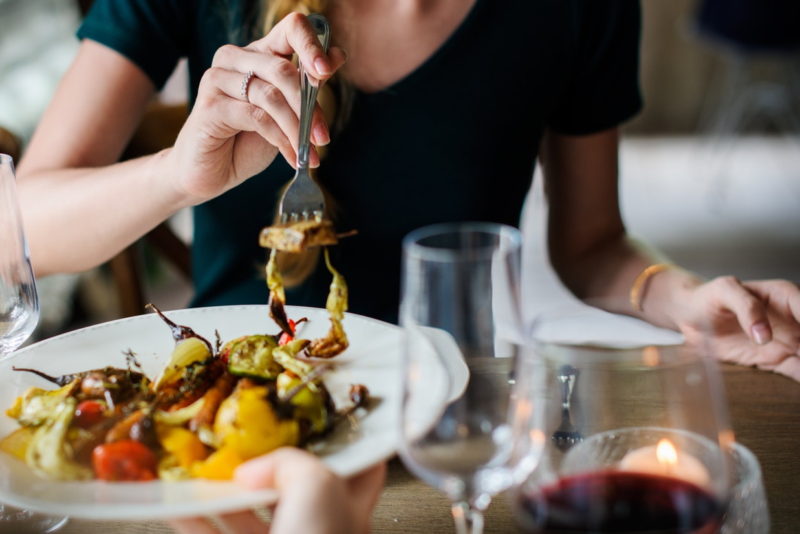 食事　オシャレ　女性　フリー素材